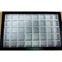 Expositor Caja Tapa Vidrio Base Negro con Cierre 24 x 38.5 cm (40 Compartimientos - Ideal Piedras)